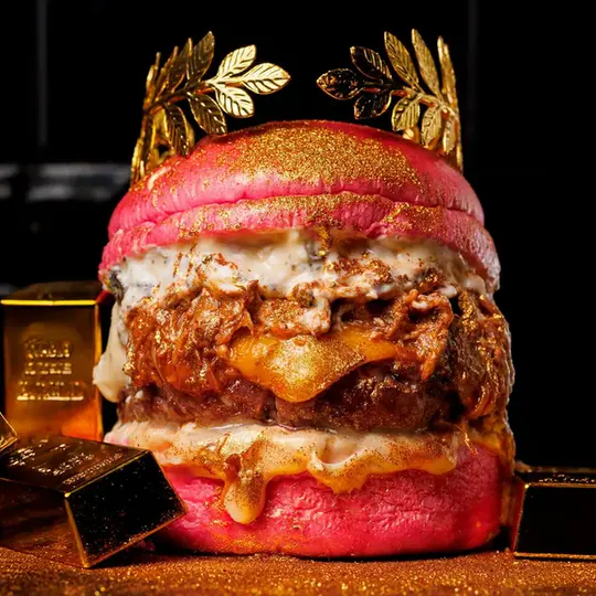 Burger con pan brioche rosa y corona dorada de The Champions Burger