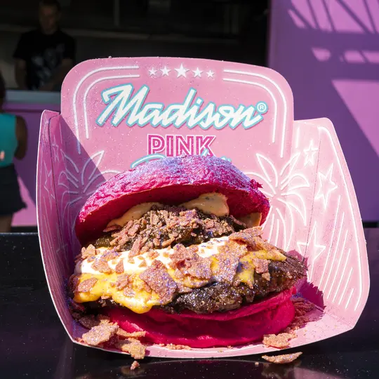 Burger Madison Pink sobre pan brioche rosa