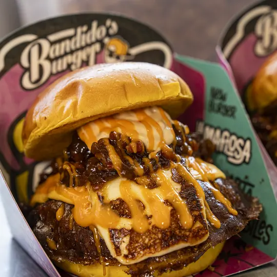 Burger de Bandido's Burger sobre pan brioche dorado