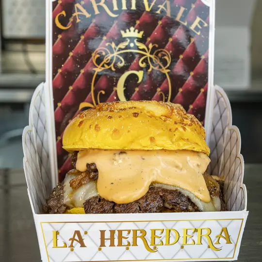 Burger La Heredera sobre pan brioche amarillo
