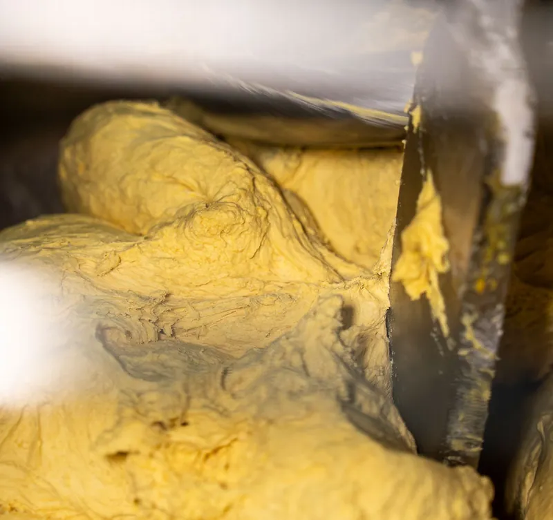 Amasado de la masa de brioche en la fábrica artesanal