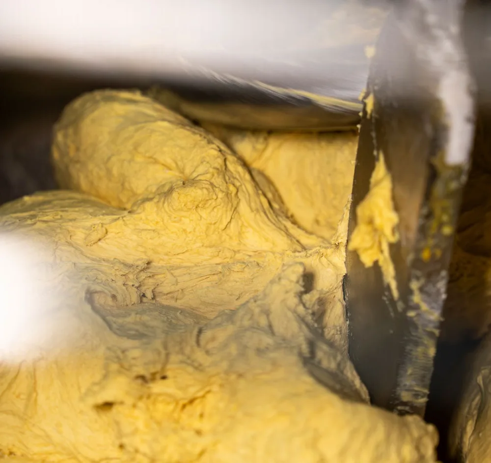 Amasado de la masa de brioche en el obrador artesanal
